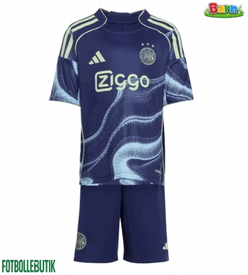 Ajax Bortaställ Barn 2025-26 Kortärmad (+ Korta byxor)